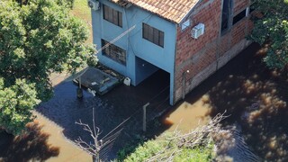 Rio Ivinhema sobe e alaga casas de verão na região Rio Ivinhema sobe e alaga casas de verão na região