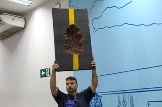 Protesto contra buracos termina em confusão e sessão encerrada na Câmara Protesto contra buracos termina em confusão e sessão encerrada na Câmara