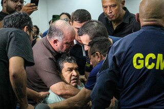 Protesto contra buracos termina em confusão e sessão encerrada na Câmara Protesto contra buracos termina em confusão e sessão encerrada na Câmara