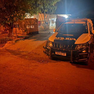 Jovem tem casa invadida e é assassinado na frente da esposa e dos 4 filhos Jovem tem casa invadida e é assassinado na frente da esposa e dos 4 filhos