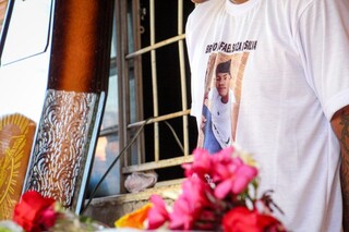 Fam&iacute;lia acusa pol&iacute;cia de matar jovem por engano em investiga&ccedil;&atilde;o de latroc&iacute;nio
