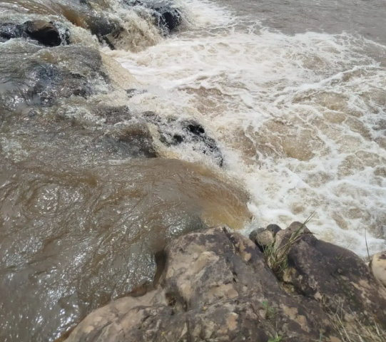 Menina de 12 anos escorrega de pedra e desaparece no Rio Canguery