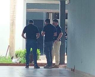 Tr&ecirc;s brasileiros s&atilde;o detidos por suspeita de liga&ccedil;&atilde;o em sequestro e mortes