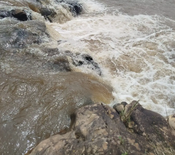 Menina de 12 anos escorrega de pedra e desaparece no Rio Canguery