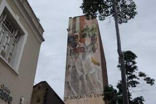 Com infiltração evidente, prédio com mural de Tia Eva corre risco de interdição Com infiltração evidente, prédio com mural de Tia Eva corre risco de interdição