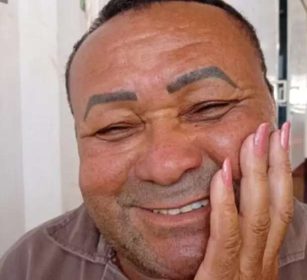 Nivaldo tem 60 anos, é hétero, pinta a unha e não liga para o que dizem