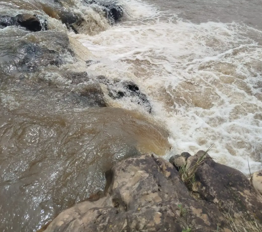 Menina de 12 anos escorrega de pedra e desaparece no Rio Canguery