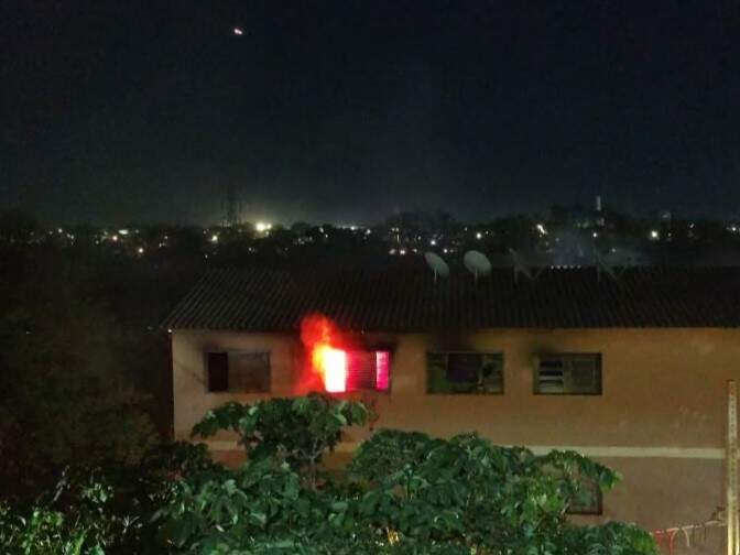 Suspeita de curto-circuito termina com apartamento em chamas no Tijuca