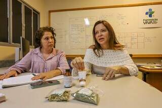 Na UFMS, agricultor e professora trocam saberes para produzir medicamentos