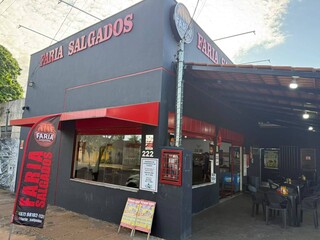 Ewerton serve 36 tipos de salgados e o bolinho de carne é a sensação Ewerton serve 36 tipos de salgados e o bolinho de carne é a sensação