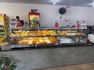 Ewerton serve 36 tipos de salgados e o bolinho de carne é a sensação Ewerton serve 36 tipos de salgados e o bolinho de carne é a sensação
