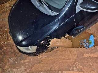 Cratera que atolou caminhão de lixo agora deixa Voyage preso em rua Cratera que atolou caminhão de lixo agora deixa Voyage preso em rua