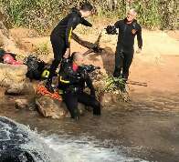 Corpo de adolescente que se afogou em rio após cair de pedra é encontrado