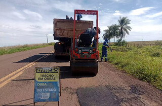 Ap&oacute;s reclama&ccedil;&atilde;o de motorista, Agesul tapa buracos em rodovias estaduais