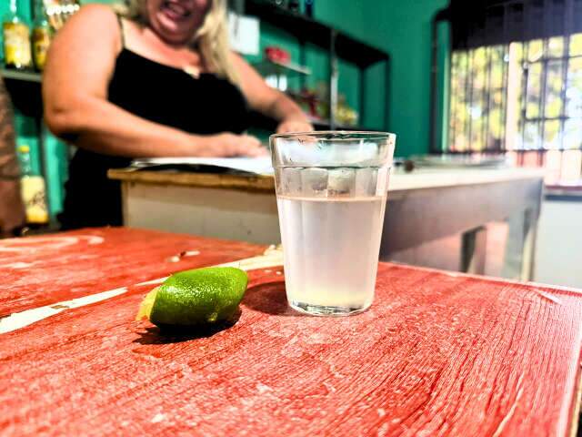 No bar da Rose, 50 centavos valem uma dose e uma &oacute;tima conversa