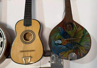 Bandolim deixado pelo irm&atilde;o &eacute; tesouro entre 200 instrumentos de Nei