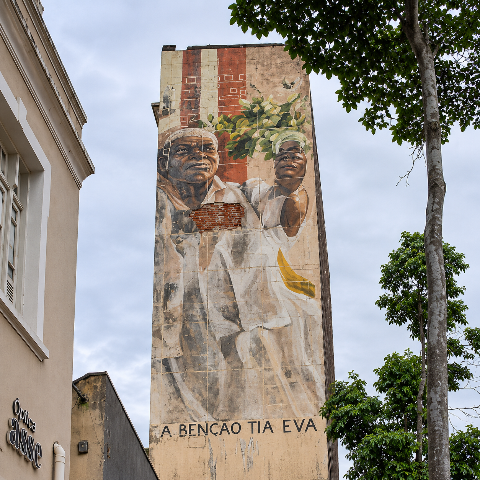 Com infiltra&ccedil;&atilde;o evidente, pr&eacute;dio com mural de Tia Eva corre risco de interdi&ccedil;&atilde;o