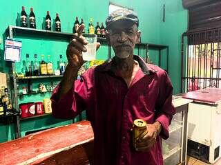 No bar da Rose, 50 centavos valem uma dose e uma ótima conversa No bar da Rose, 50 centavos valem uma dose e uma ótima conversa