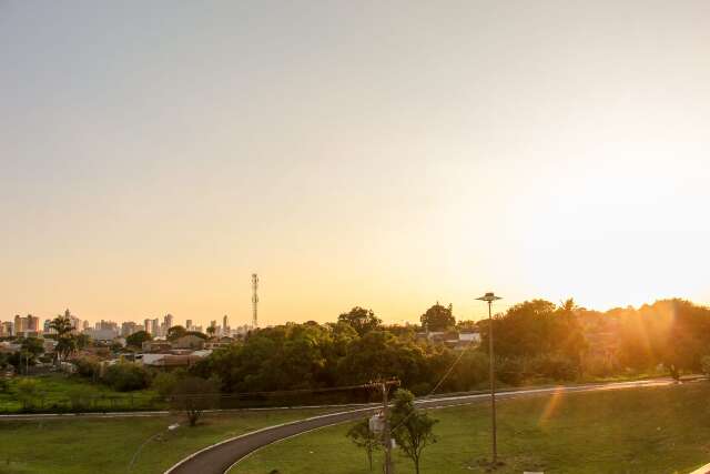 Calor&atilde;o de 44&deg;C antecede tempestades com granizo em MS