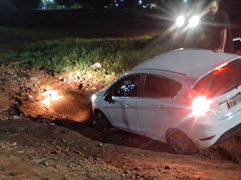 Cratera faz nova &ldquo;v&iacute;tima&rdquo; horas ap&oacute;s moradores denunciarem abandono
