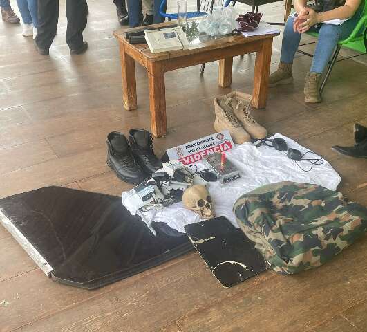Busca por executores de casal leva pol&iacute;cia a casa com muni&ccedil;&otilde;es