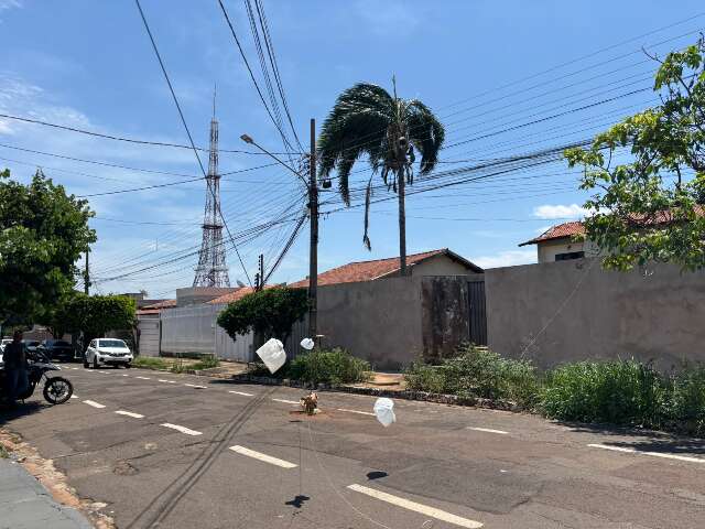 Moradores improvisam para alertar sobre risco com fios no Vilas Boas