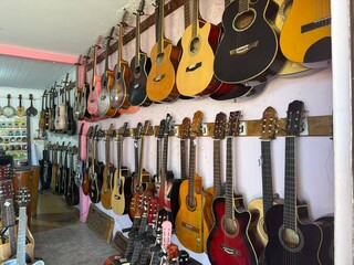 Bandolim deixado pelo irm&atilde;o &eacute; tesouro entre 200 instrumentos de Nei