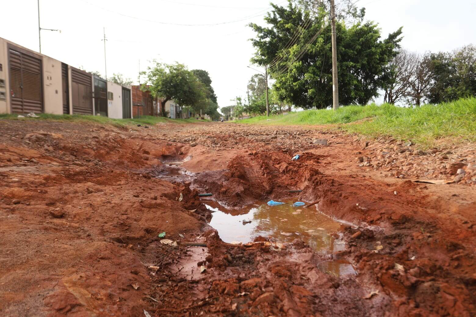 Cratera que vitimou de carro a caminhão de lixo segue engolindo rua no Oliveira