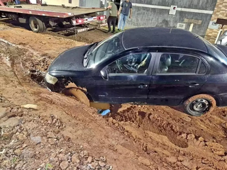 Cratera que vitimou de carro a caminhão de lixo segue engolindo rua no Oliveira Cratera que vitimou de carro a caminhão de lixo segue engolindo rua no Oliveira