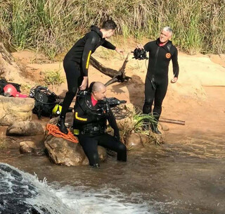 Corpo de adolescente que se afogou em rio após cair de pedra é encontrado Corpo de adolescente que se afogou em rio após cair de pedra é encontrado