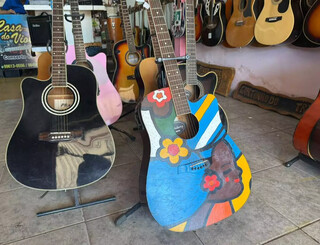 Bandolim deixado pelo irm&atilde;o &eacute; tesouro entre 200 instrumentos de Nei