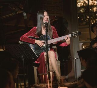 De Dourados ao Japão, cantora de MS leva música brasileira ao mundo