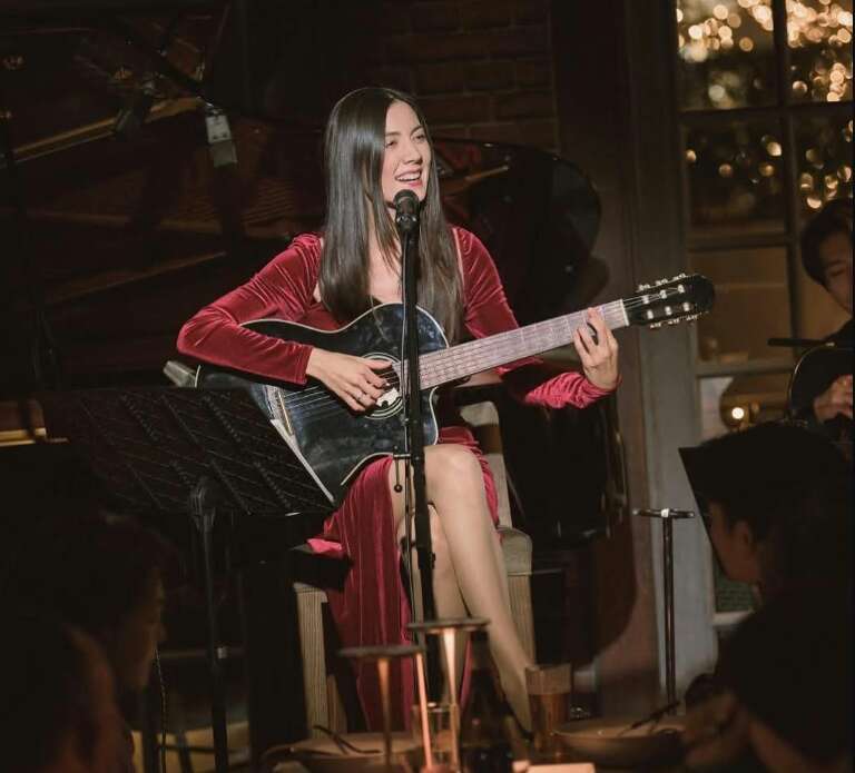De Dourados ao Japão, cantora de MS leva música brasileira ao mundo