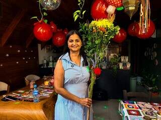 Amigas se unem e fazem vassouras coloridas que varrem a energia ruim Amigas se unem e fazem vassouras coloridas que varrem a energia ruim
