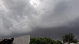 Sob alerta de tempestade, Capital tem c&eacute;u escuro e registro de garoa