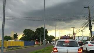 Sob alerta de tempestade, Capital tem c&eacute;u escuro e registro de garoa