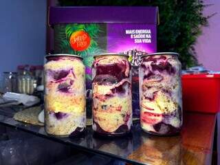 De bike emprestada, Sara pedala no calor para entregar açaí na lata De bike emprestada, Sara pedala no calor para entregar açaí na lata
