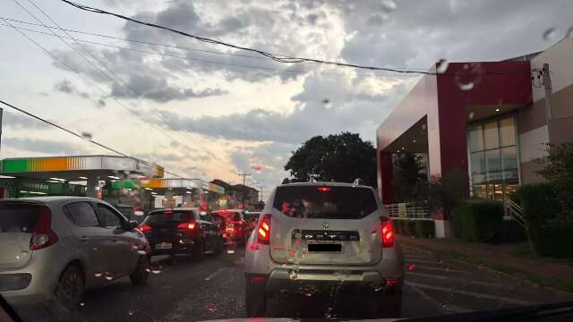 Sob alerta de tempestade, Capital tem c&eacute;u escuro e registro de garoa