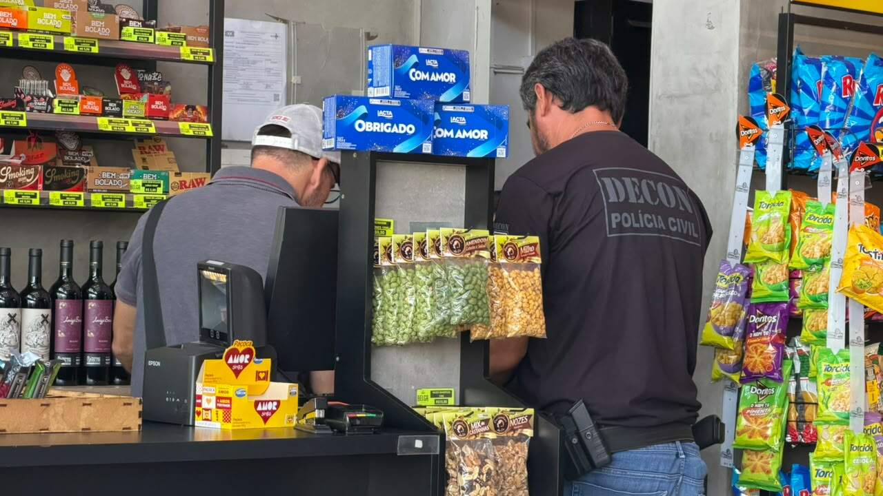 Denúncia de venda de vape a adolescente leva polícia a conveniências na Capital