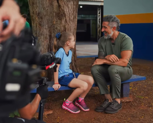 Mion faz visita surpresa a f&atilde; durante grava&ccedil;&atilde;o secreta em MS