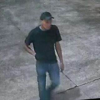 &ldquo;Vou furar voc&ecirc;s&rdquo;: homem amea&ccedil;a jovens com faca durante roubo a farm&aacute;cia