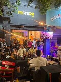Noite perde força na 14 de Julho, que acumula despedidas de bares Noite perde força na 14 de Julho, que acumula despedidas de bares