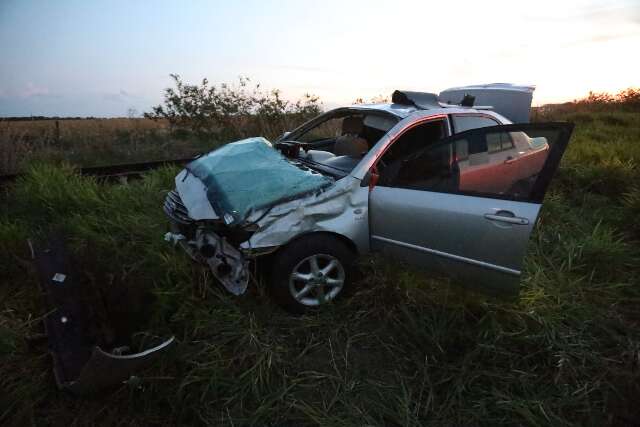 Homem tenta ultrapassar, perde controle de carro e capota na BR-262