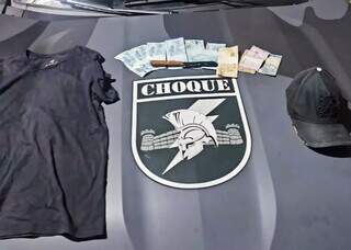 “Vou furar vocês”: homem ameaça jovens com faca durante roubo a farmácia “Vou furar vocês”: homem ameaça jovens com faca durante roubo a farmácia