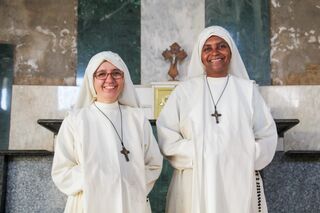 Um dia de freira tem muita oração, trabalho e despertador às 5h25