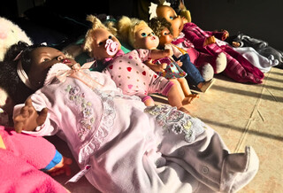 De bonecas de milho a 300 peças, Marlene abre bazar de lembranças De bonecas de milho a 300 peças, Marlene abre bazar de lembranças
