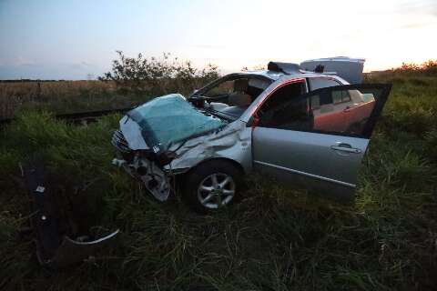 Homem tenta ultrapassar, perde controle de carro e capota na BR-262