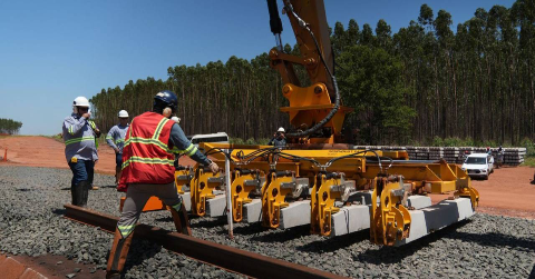 Ferrovia de 54 km come&ccedil;a a receber 95 mil dormentes para levar celulose