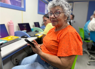 Para usar celular sem depender da família, idosos buscam curso na Capital Para usar celular sem depender da família, idosos buscam curso na Capital