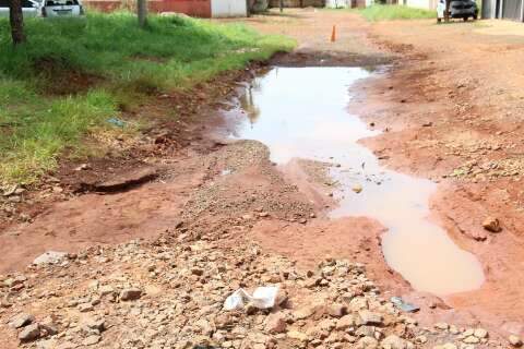 Depois do reparo, chuva leva cascalho e cratera volta a se abrir 